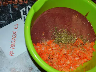 Шаг 5: Перемешайте печень, морковь и лук, соль и специи до однородности.
