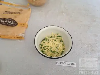 Шаг 4: Смешайте вместе сыр и зеленый лук.