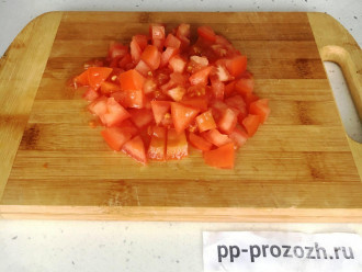 Шаг 2: Нарежьте помидор кубиками. 