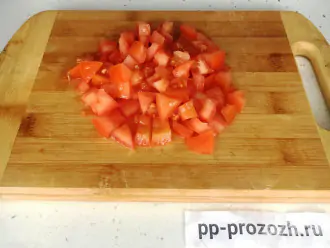 Шаг 2: Нарежьте помидор кубиками. 