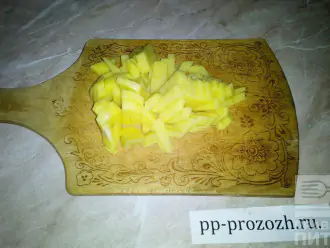 Шаг 2: Нарежьте картофель брусочками.