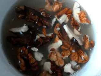 Шаг 3: Грецкие орехи очистите от скорлупы и залейте кипятком на 15 минут, так сказать активируйте их. Это уберет горечь и в таком виде в сочетании с рыбой они лучше усвоятся.
