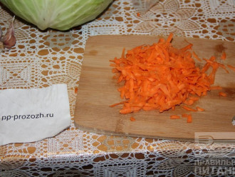 Шаг 2: Натрите морковь на тёрке.