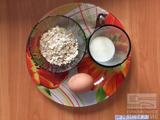 Шаг 1: Для приготовления овсяноблина с молоком и яйцом возьмите овсянные хлопья, яйцо и молоко наименьшей жирности.