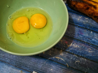 Шаг 2: Разбейте яйца в глубокую тарелку.