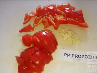 Шаг 5: Через 10-15 минут добавьте нарезанный помидор, чеснок и перец.