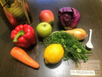 Шаг 1: Для приготовления салата возьмите: краснокочанную капусту, болгарский перец, яблоко, морковь, лук репчатый, лимон, оливковое масло, соль и зелень – по вкусу.