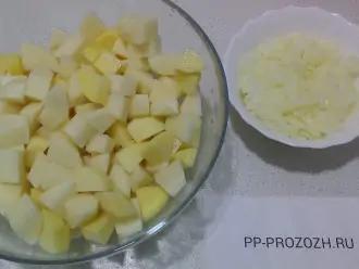 Шаг 3: Порежьте картофель и лук.