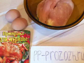 Шаг 1: Подготовьте ингредиенты: куриное филе, яйцо, лук и специи по вкусу, но с луком котлетки будут сочнее.
