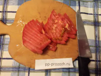 Шаг 5: Нарежьте помидоры тонкими ломтиками.