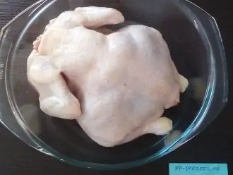 Шаг 2: Курицу хорошо промойте горячей водой.
