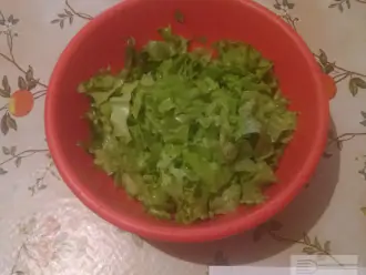 Шаг 2: Листовой салат промойте и нарежьте.