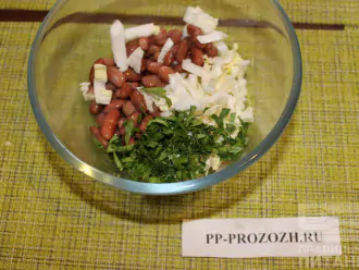Шаг 5: Сложите готовые ингредиенты в салатник.