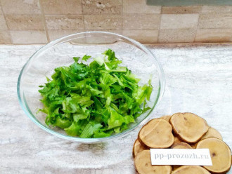 Шаг 2: Промойте и тщательно обсушите листья салата. В миску нарвите листья руками. 