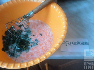 Шаг 4: Морковь натрите на мелкой терке, шпинат мелко нарежьте и добавьте к жидким ингредиентам.
