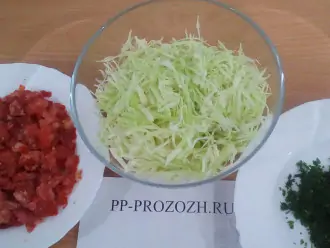 Шаг 2: Нашинкуйте тоненько капусту, порежьте кубиками помидор, измельчите зелень.