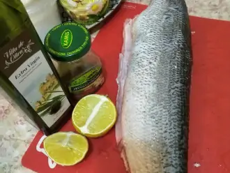 Шаг 1: Подготовьте ингредиенты. Рыба должна быть уже потрошенная и размороженная.