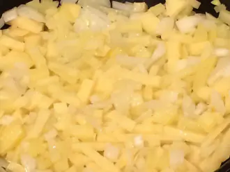 Шаг 5: На сковороде обжарьте лук с картофелем на оливковом масле.