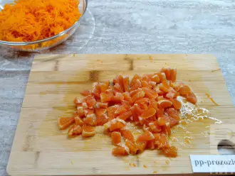 Шаг 4: Мелко нарежьте дольки апельсина.