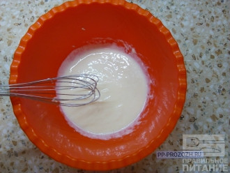Шаг 2: В глубокую миску выложите творог, разбейте яйцо, добавьте сироп и взбейте венчиком.