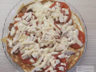Шаг 7: Пицца на овсяноблине готова. Выложите ее на тарелку.