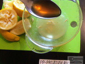 Шаг 5: Добавьте пару столовых ложек кленового сиропа в лимонный сок.