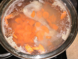 Шаг 4: Как только бульон закипит, добавьте морковь и варите еще 10 минут.