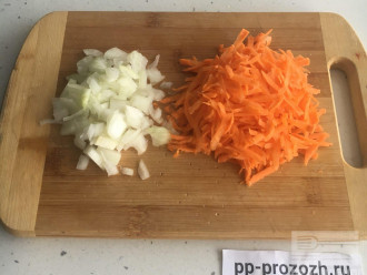 Шаг 2: Нарежьте лук кубиками, а морковь натрите на крупной тёрке.