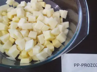 Шаг 2: Порежьте картофель кубиками.