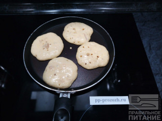 Шаг 6: На хорошо разогретую сковороду выложите немного теста и выпекайте на среднем огне до появления пузырьков.