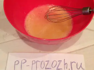 Шаг 2: В отдельной миске взбейте яйца с солью и подсластителем.