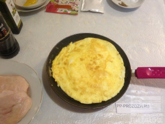 Шаг 2: Яйца смешайте, добавив чуть соли, и обжарьте с двух сторон в виде блина на оливковом масле.