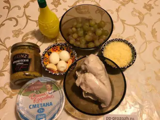 Шаг 1: Подготовьте ингредиенты: отварное куриное филе, перепелиные яйца, виноград без косточек, сыр тертый, сметану, горчицу, лимонный сок, чеснок, соль и перец. 
