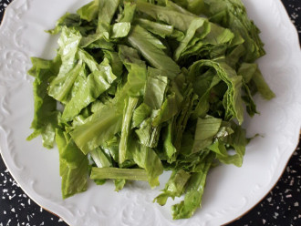 Шаг 2: Нарежьте листья салата на кусочки.