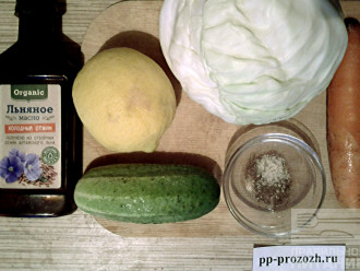 Шаг 1: Подготовьте ингредиенты. Морковь, огурец и капусту хорошенько промойте, из лимона выжмите сок.