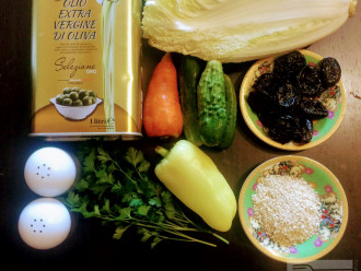 Шаг 1: Для приготовления салата возьмите: пекинскую капусту, огурец, болгарский перец, морковь, чернослив, кунжут, зелень, оливковое масло, соль и черный молотый перец.
