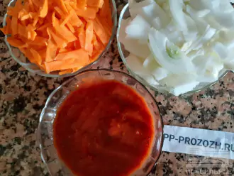 Шаг 3: Овощи очистите и нарежьте соломкой. Томатный соус для этого рецепта приобретите с паприкой и базиликом.