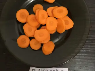 Шаг 4: Нарежьте морковь кружочками.