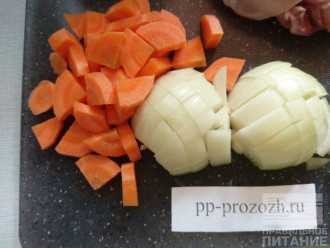 Шаг 2: Лук и морковь очистите и нарежьте кусочками среднего размера.