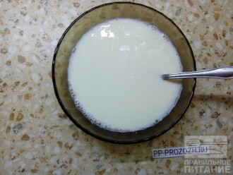 Шаг 4: Выложите йогурт в чашку, добавьте к нему желатин и сахарозаменитель.