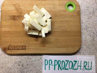 Шаг 3: Сыр нарежьте брусочками по количеству ваших кусочков мяса. По одному брусочку кладите на пласт мяса.