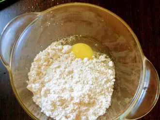 Шаг 3: В глубокую тарелкеу выбейте яйцо и всыпте овсяную муку.