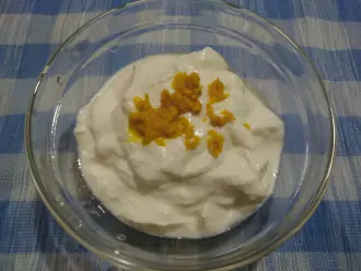Шаг 2: Натрите на мелкой терке цедру половины апельсина в йогурт.