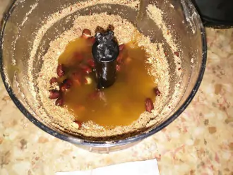 Шаг 8: Добавьте мед и оставшийся арахис и еще раз измельчите.