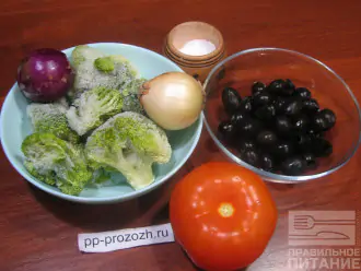 Шаг 1: Приготовьте все ингредиенты. Помойте помидор, слейте воду из банки с маслинами.