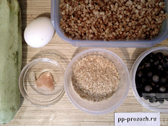 Шаг 1: Приготовьте ингредиенты: гречневую кашу, кабачок, яйцо, клетчатку, смородину и мед.