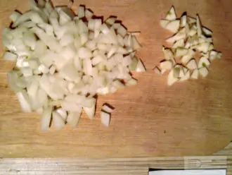 Шаг 3: Лук и чеснок нарежьте небольшими кубиками и обжарьте на сухой сковороде до золотистого цвета.