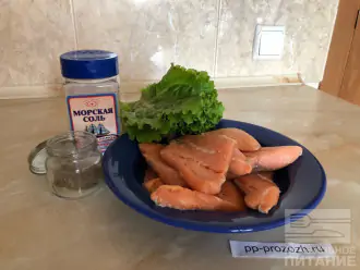 Шаг 1: Разморозьте рыбу заранее и подготовьте ингредиенты для блюда.