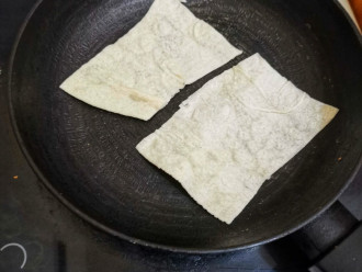 Шаг 2: Порежьте лаваш на квадратики и обжарьте на сухой а/п сковороде до сухости. Чтобы были хрустящими.