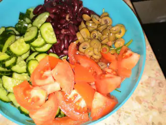 Шаг 6: Нарежьте оливки и добавьте в салат.